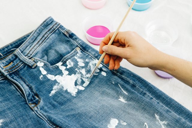 DIY Paint Splatter Denim Jeans – Makeful
